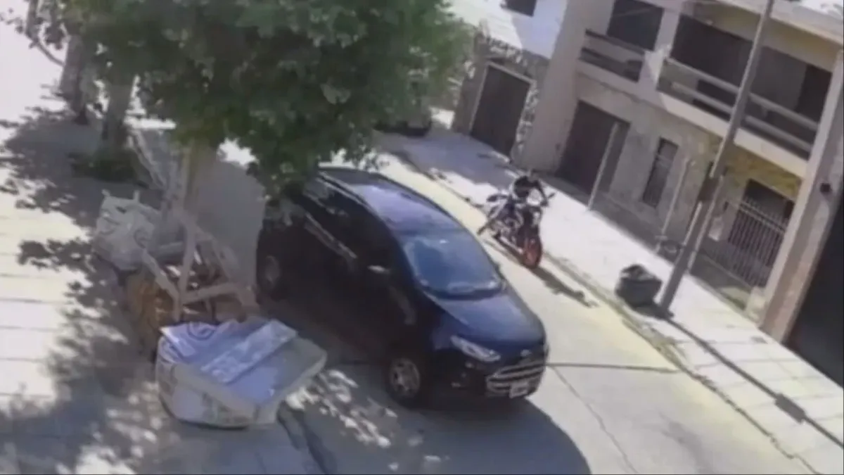 Video Estacion Su Camioneta En Haedo Y Se La Robaron Dos Motochorros