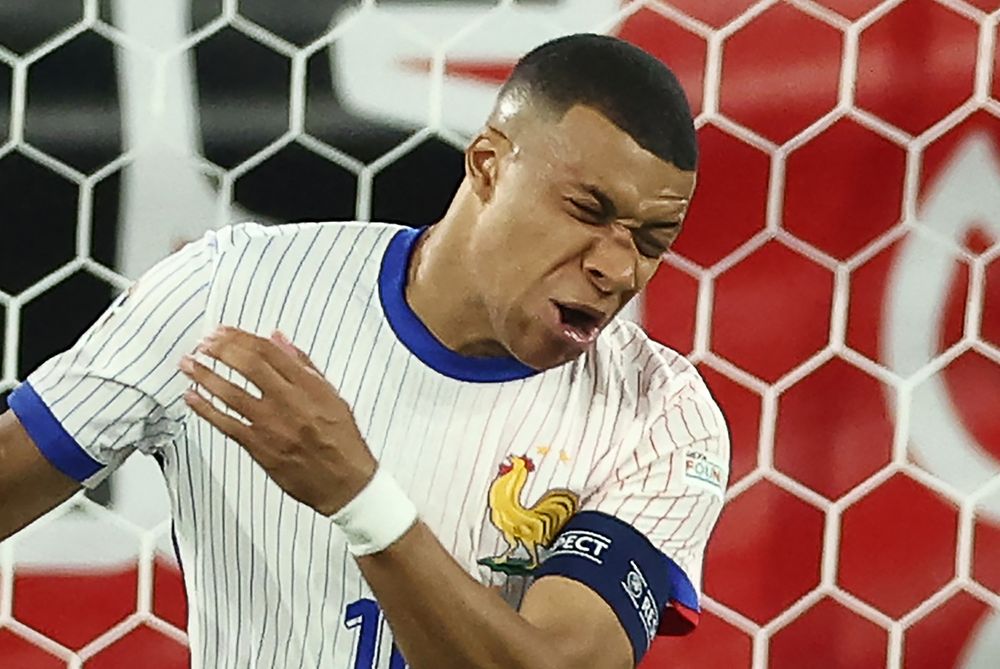 Kylian Mbappé sufrió un brutal golpe y salió con la nariz rota en su