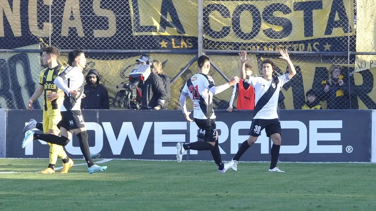 Peñarol perdió con Danubio en Jardines y quedó otra vez expuesto a