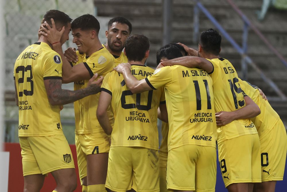 Peñarol ganó muy bien a Caracas en Venezuela y trepó en la tabla de la