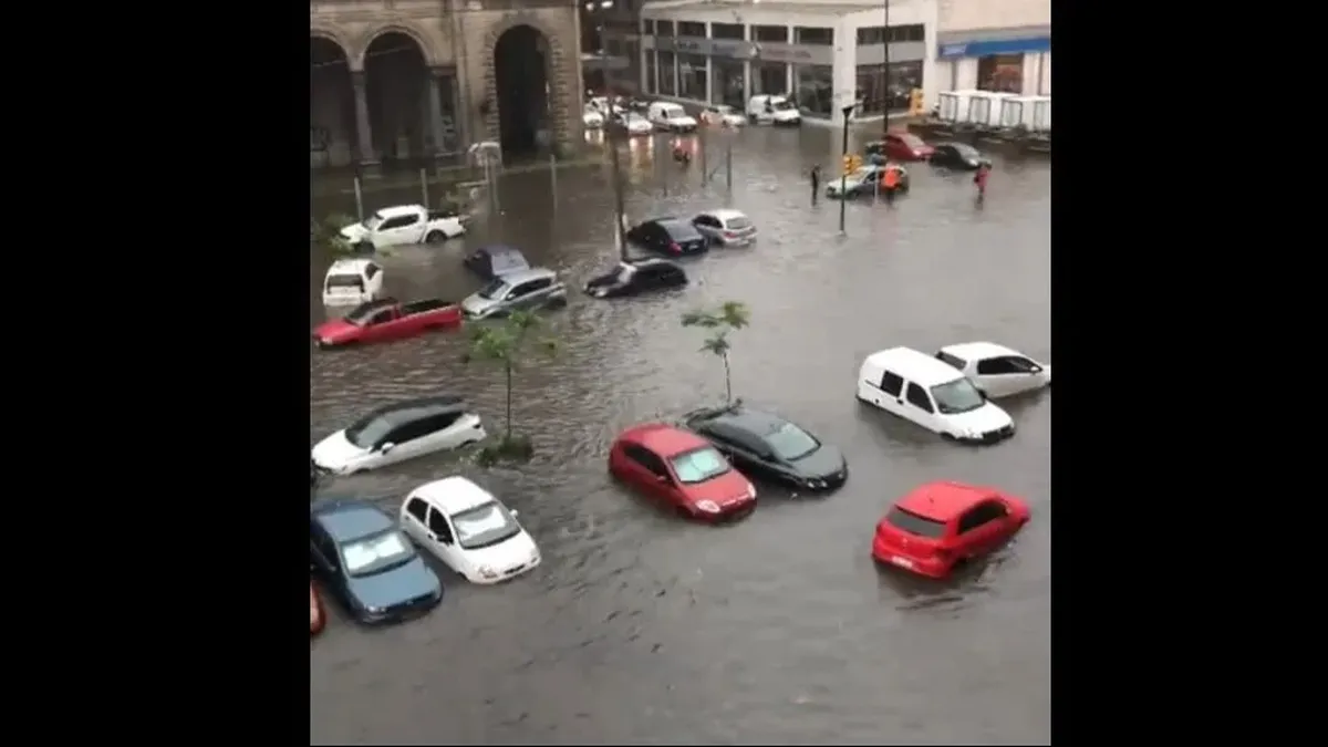 As Fue El Paso De La Tormenta Por Montevideo Calles Inundadas Autos