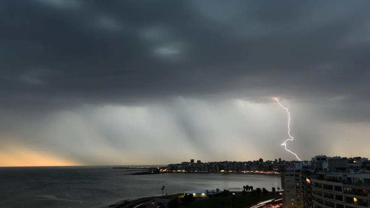 Inumet emitió un aviso especial por tormentas fuertes y ciclón