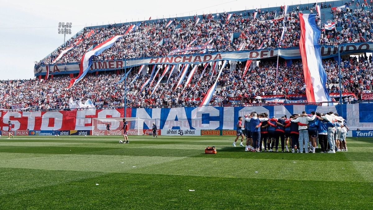 El jugador de la selección de Uruguay de Marcelo Bielsa que fue al clásico Nacional vs Peñarol y se fue caminando entre los hinchas, tras sacarse fotos 