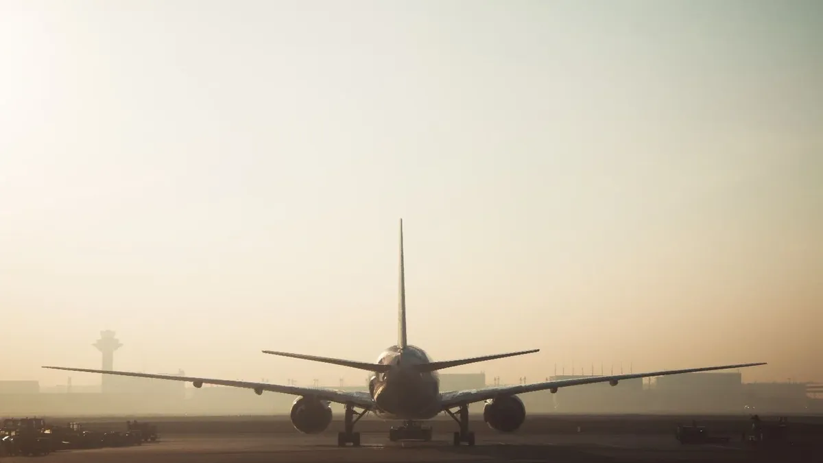 Un Pasajero Intenta Abrir Una Puerta De Un Avi N De Copa Airlines En