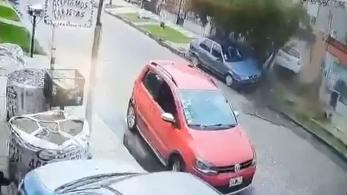 Brutal Video Dos Ladrones Robaron Un Auto Y Se Estrellaron Contra Una