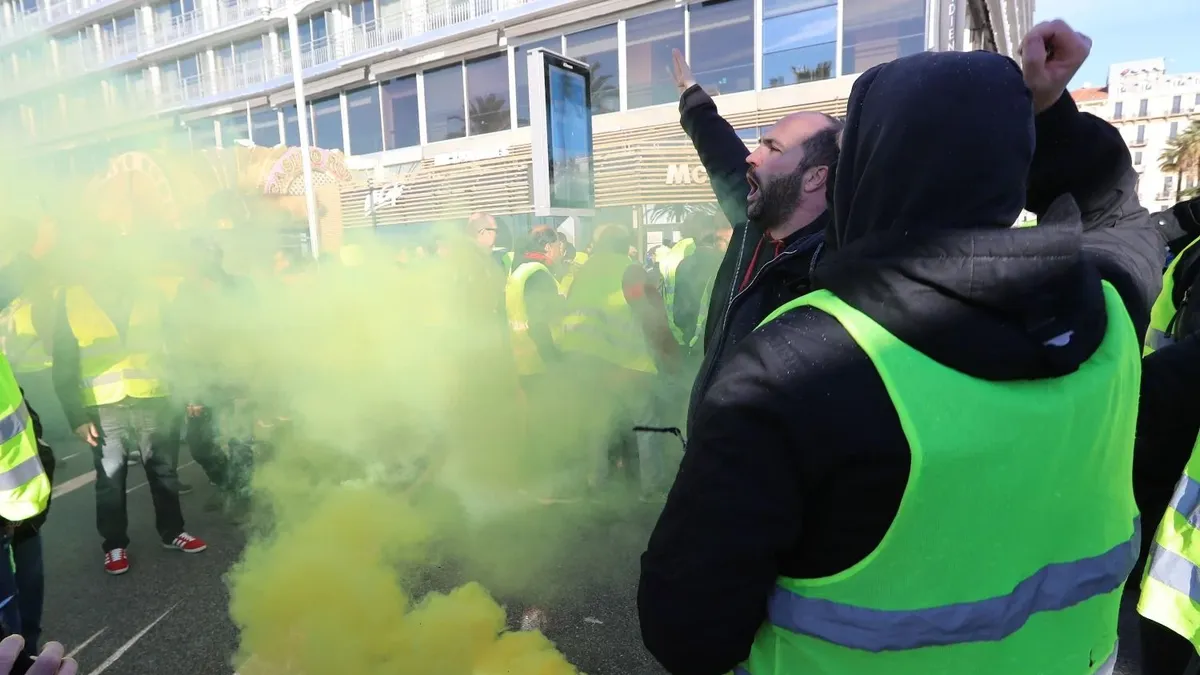 Decenas De Miles De Chalecos Amarillos Vuelven A Protestar En Francia