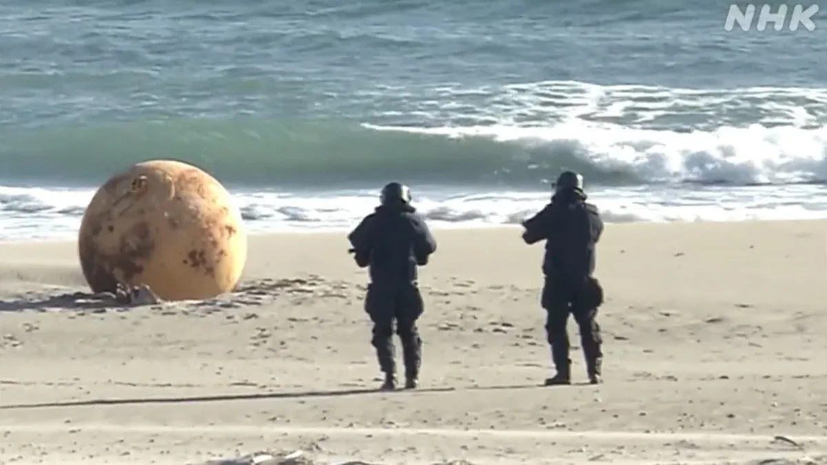 Una misteriosa bola de hierro gigante apareció varada en una playa japonesa