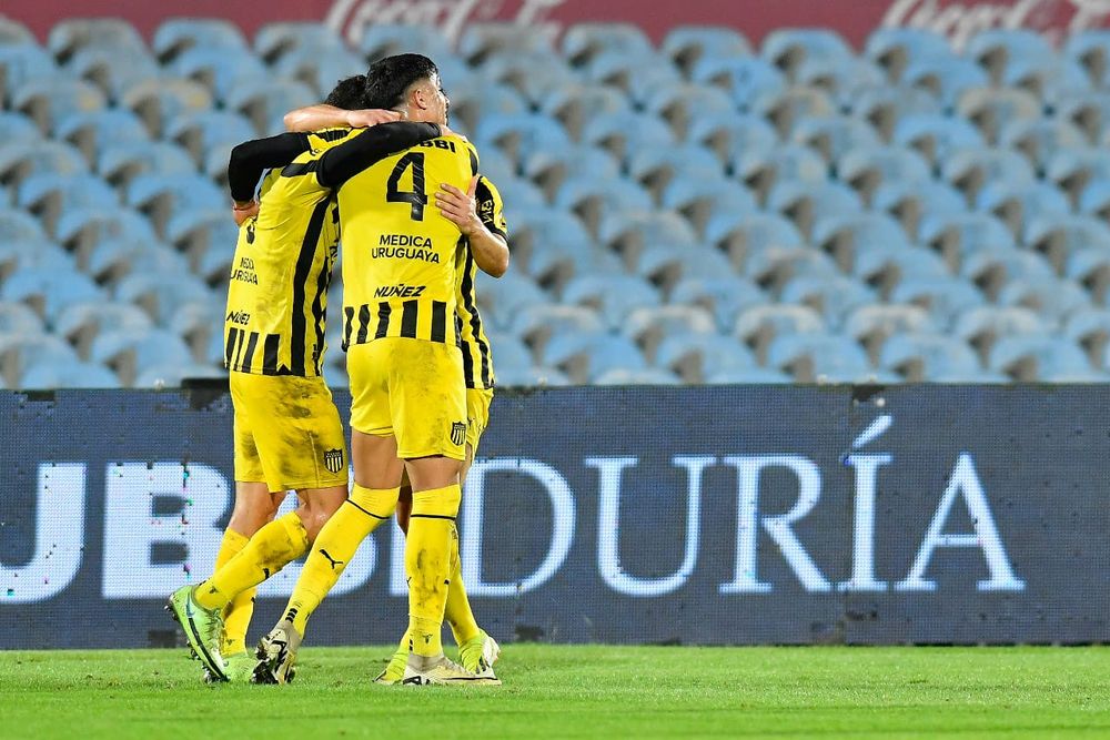 Estamos todos tomados el jugador de Peñarol que maneja y canta