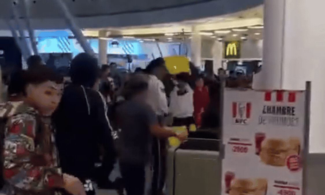 Salvaje enfrentamiento entre adolescentes en un shopping.