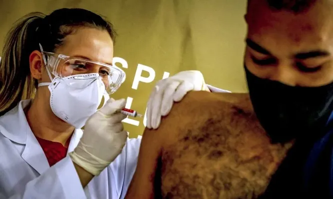 Un voluntario recibe la vacuna del coronavirus del laboratorio Sinovac Biotech en Porto Alegre, Brasil,