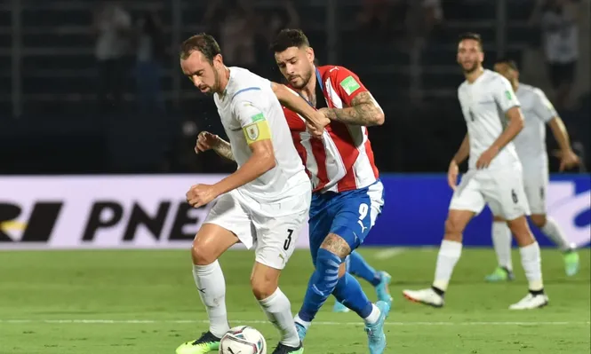 Diego Godín mantiene la cinta de capitán en el inicio de Diego Alonso como DT de la Celeste