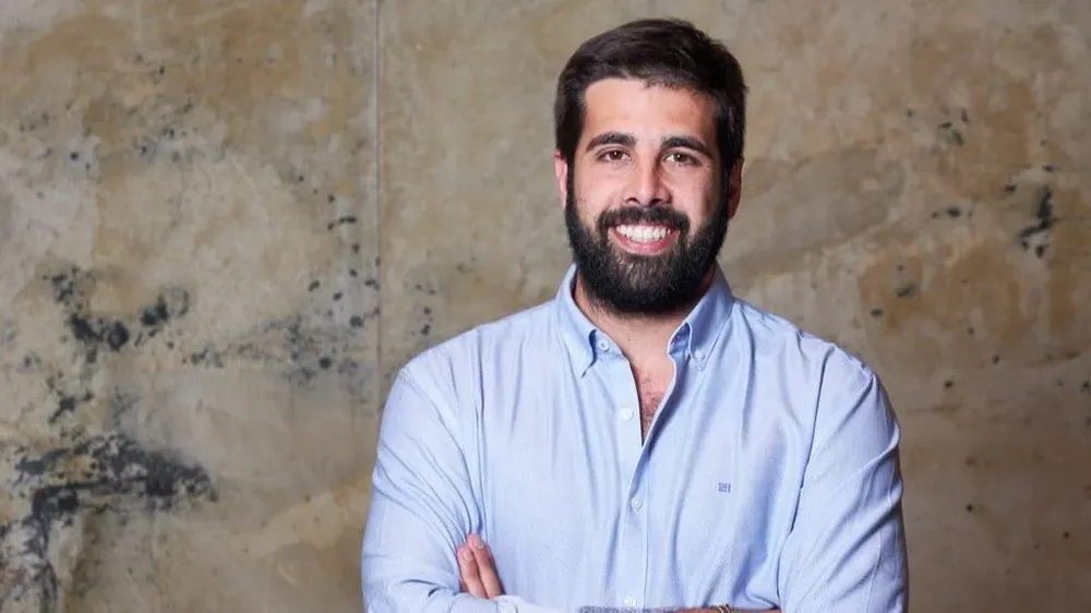 El psicólogo español Marc Masip trabaja con jóvenes para educarlos sobre un buen uso de la tecnología y evitar desarrollar adicciones