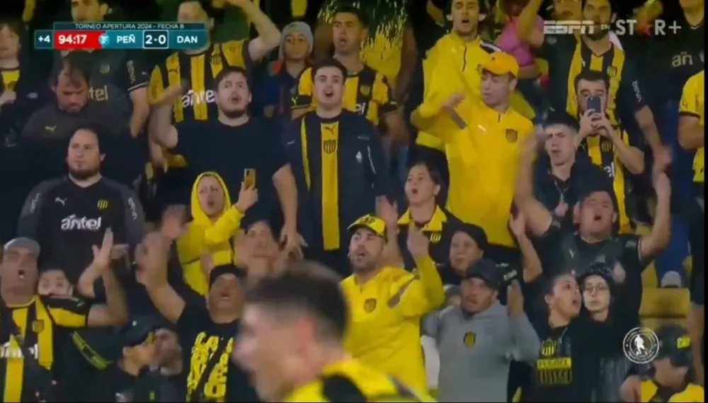 Cantando junto a la hinchada de Peñarol