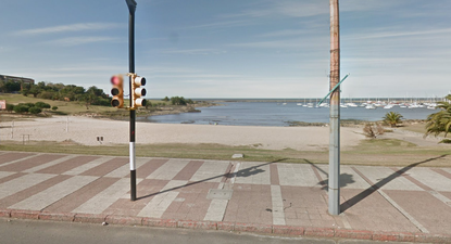 Orilla de la rambla del Buceo en el cruce de la calle 26 de marzo. (Archivo)