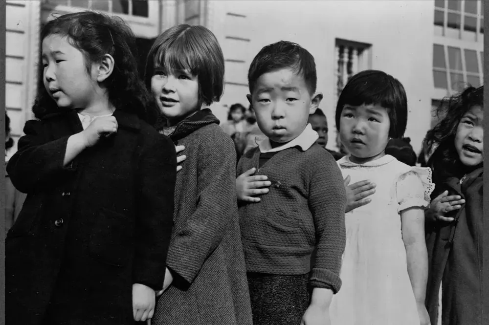 30.000 niños japoneses fueron detenidos en EE.UU. junto con sus padres y muchos varones se enlistarían en el ejército para mostrar su lealtad.