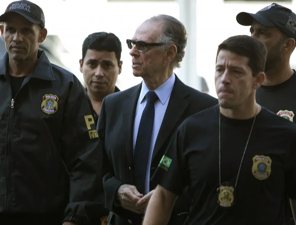 Nuzman acompañado por policías