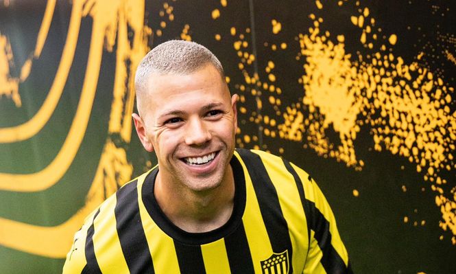 Leo Coelho en la foto de Peñarol tras ganarle a Atlético Mineiro