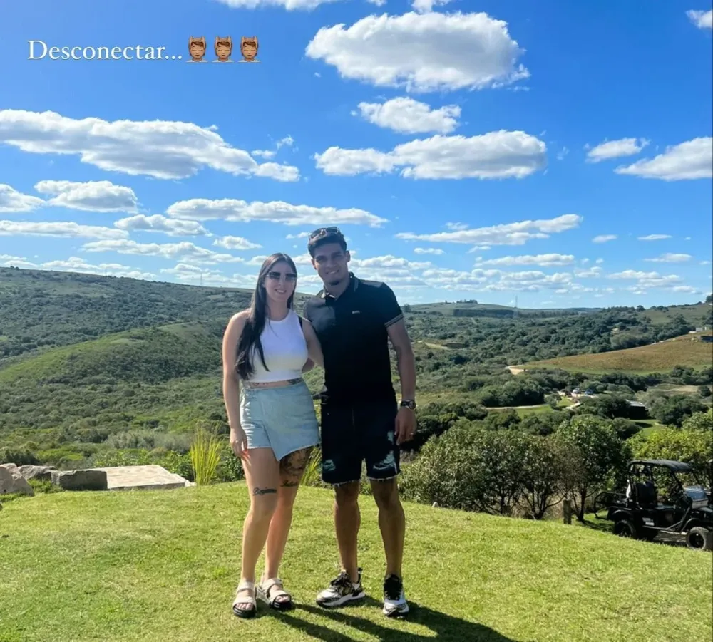 Matías Arezo junto a su pareja disfrutando de las sierras fernandinas