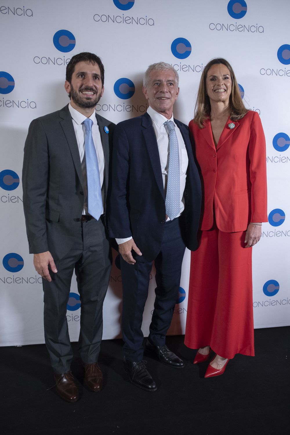 El ministro de Justicia de la Nación Mariano Cuneo Libarona junto a Silvana Vives y Juan Manuel Fernández Alves El ministro de Justicia de la Nación Mariano Cuneo Libarona junto a Silvana Vives y Juan Manuel Fernández Alves