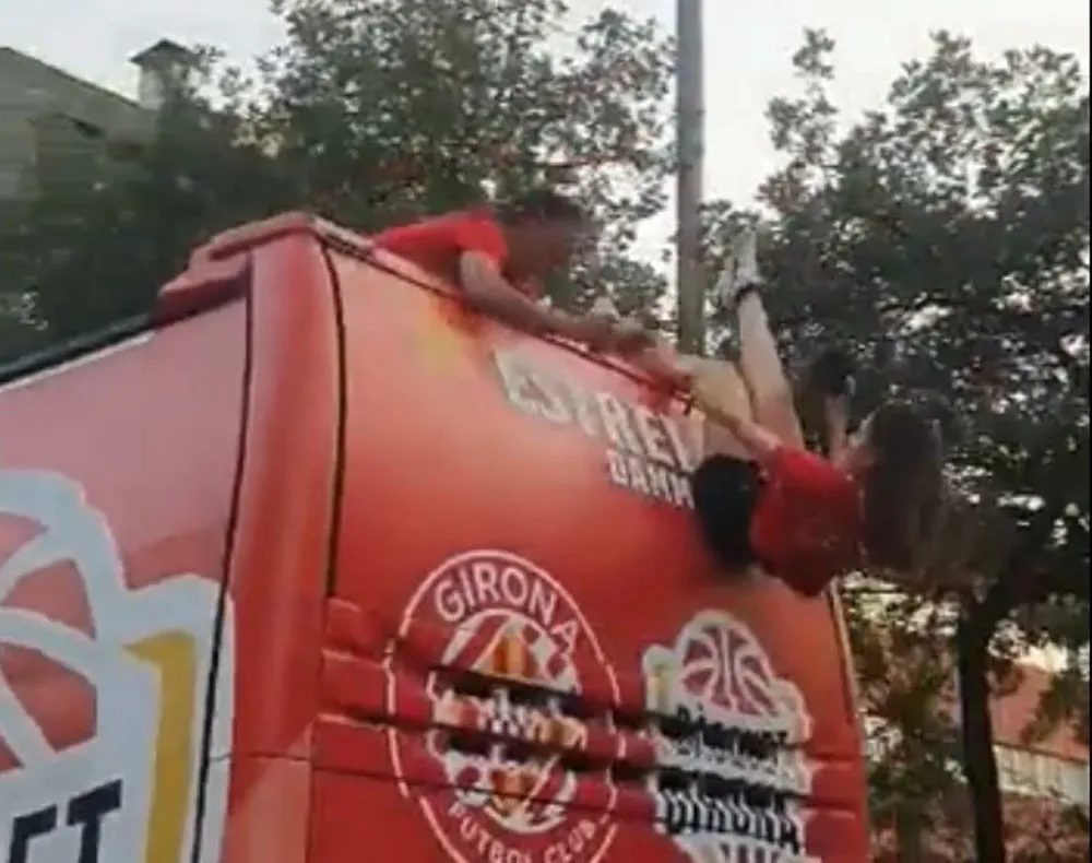 Así se salvó de caer la fotógrafa de Girona