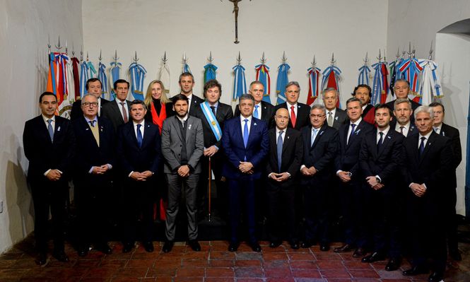 El presidente Javier Milei junto a los gobernadores en la Casa Histórica de Tucumán, tras la firma de Pacto de Mayo
