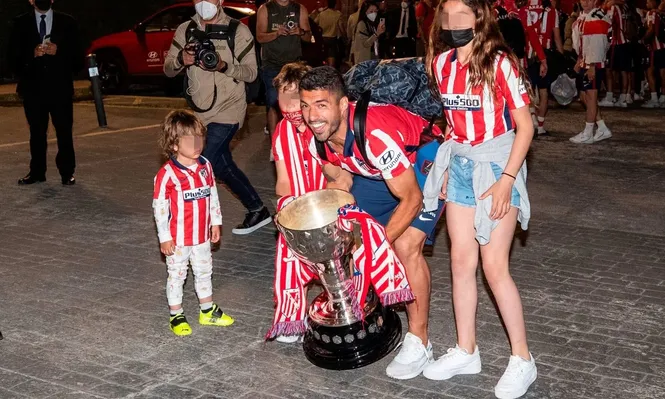 Luis Suárez celebra junto a sus hijos el título de LaLiga de España con Atlético de Madrid