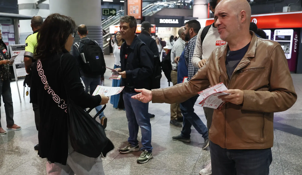 &nbsp;Unai Sordo, secretario general de CC.OO reparte panfletos en la estación de trenes de Atocha