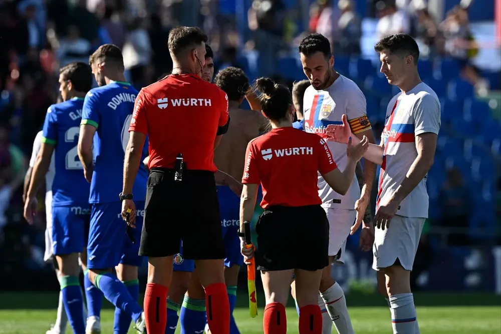 Lewandoski con los jueces al final del partido