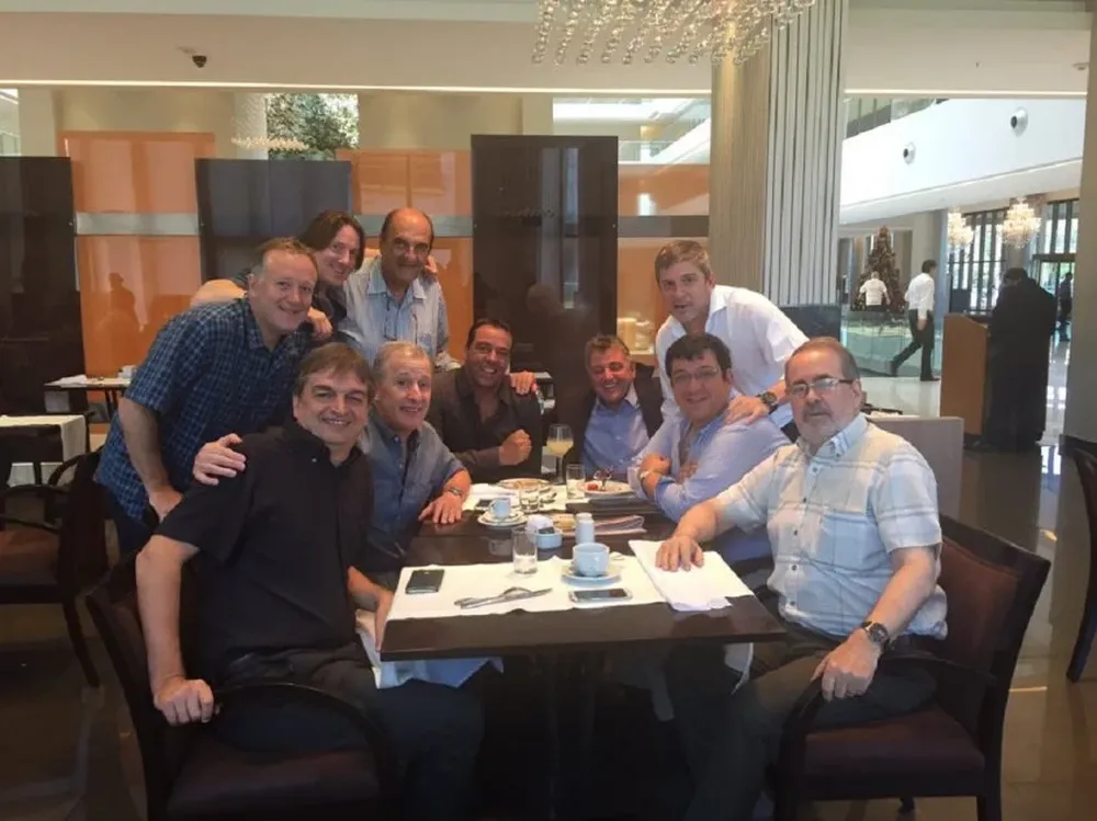 Champagne junto a los dirigentes uruguayos