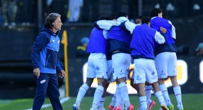 Daniel Carreño en la cancha del Campeón del Siglo, con los suplentes de Nacional celebrando el 1-0 contra Peñarol detrás