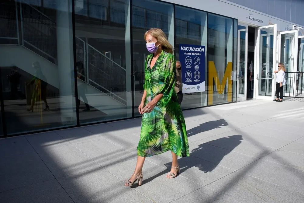 La intendenta se vacunó este miércoles en el Antel Arena con Sinovac