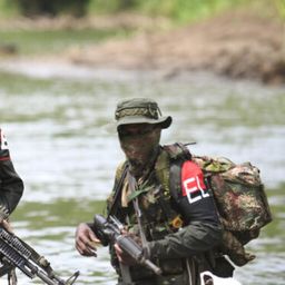 Unos rebeldes de la guerrilla Ejército de Liberación Nacional ELN patrullan en el río Baudo, en la provincia colombiana de Chocó.