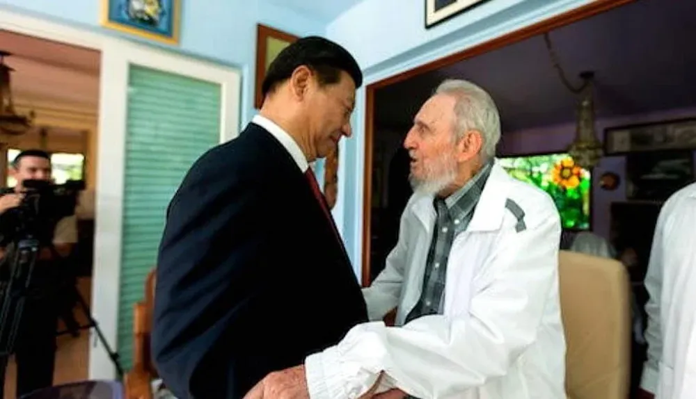 Xi Jinping junto a Fidel Castro