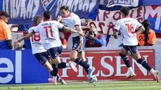 Sebastián Coates de Nacional celebra su gol ante Peñarol