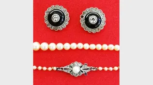 Caravanas Art Deco con ónix y brillantes y un collar de perlas naturales