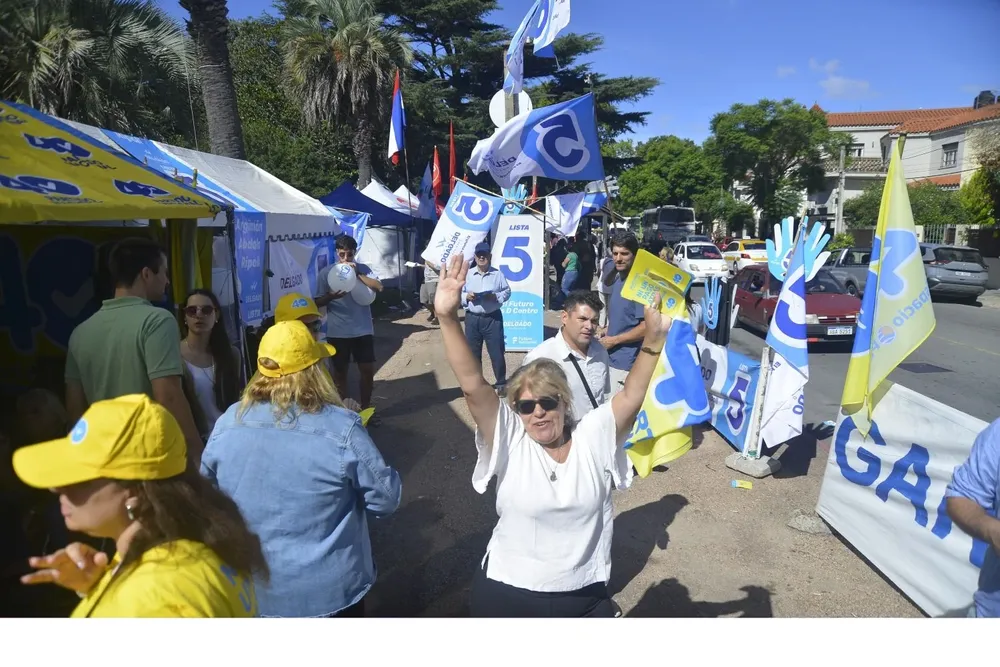 Stands de los partidos políticos en la Criolla del Prado