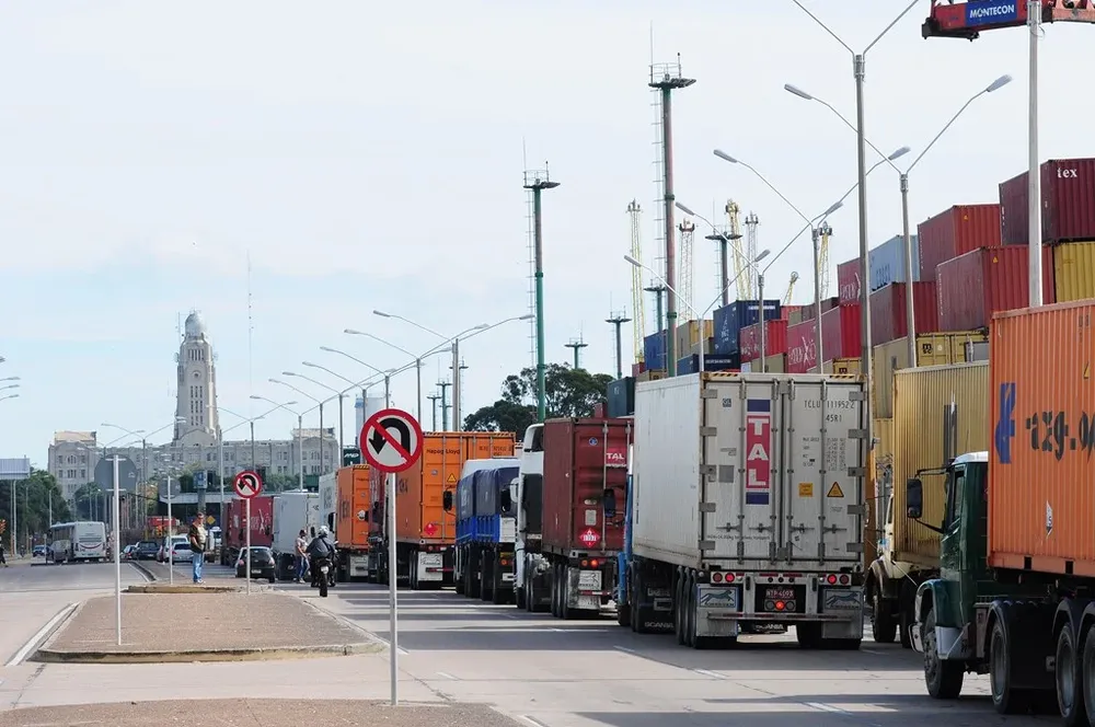 Camiones de carga en el puerto.