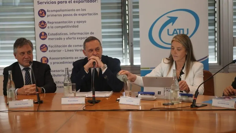 El ministrio de Industria, Energía y Minería, Omar Paganini, el secretario de Presidencia, Álvaro Delgado, y la presidenta de la Unión de Exportadores, Andrea Roth durante la firma del acuerdo