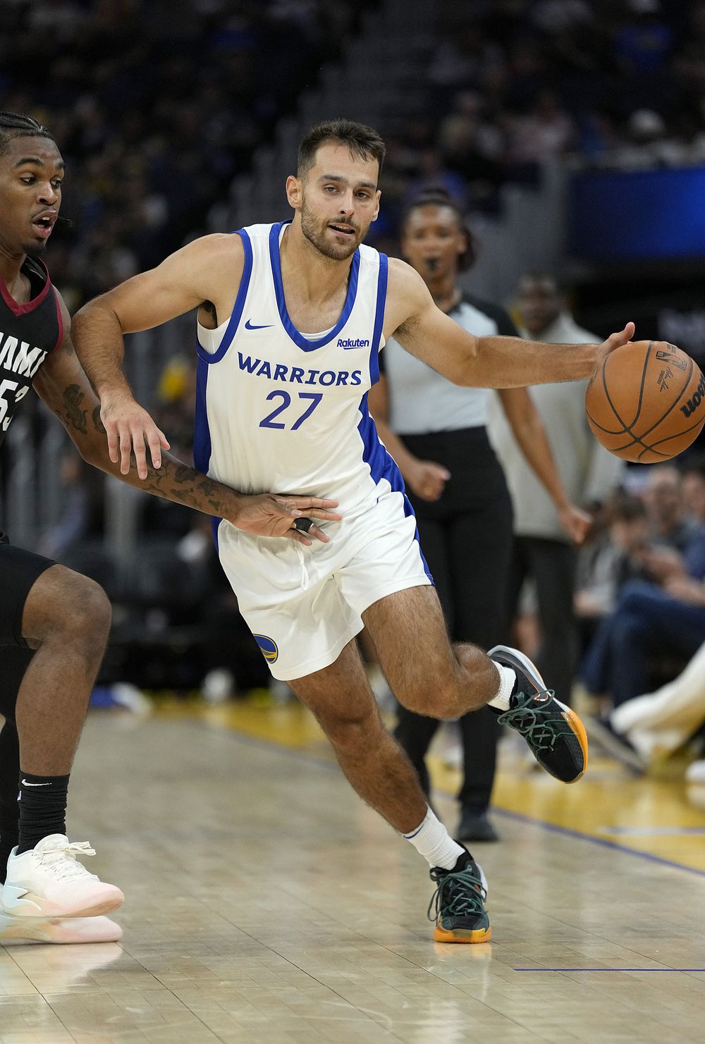 Santiago Vescovi con Golden State Warriors en su primer partido en la NBA, ante Miami Heat