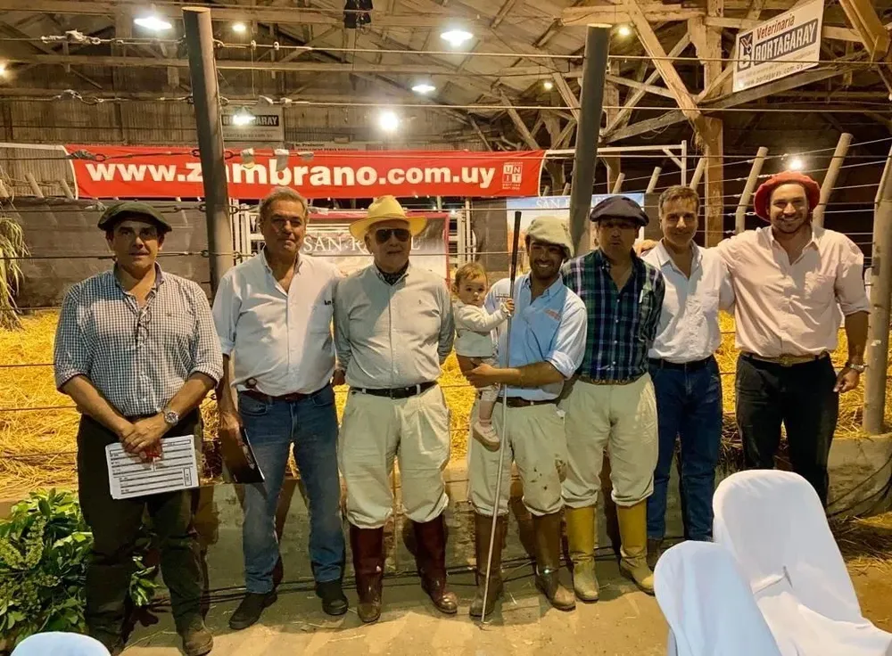 La venta se hizo en la Asociación Agropecuaria de Salto y muchos clientes acompañaron en el lugar.