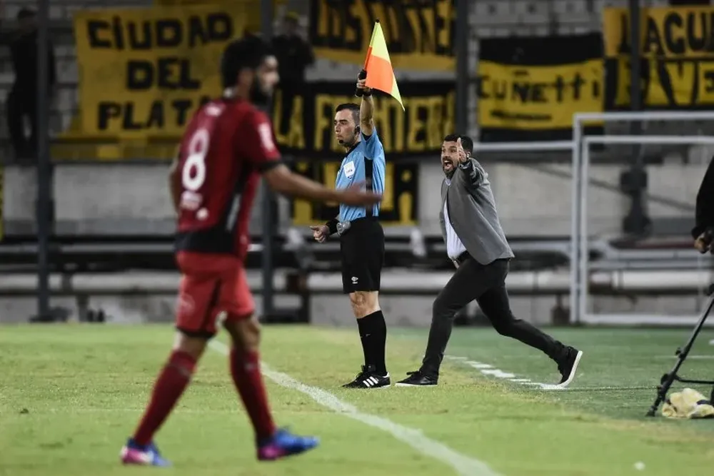 Leonardo Ramos le protesta a unos de los árbitros