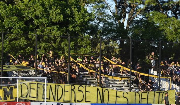 Hinchas de Peñarol en el Parque Viera