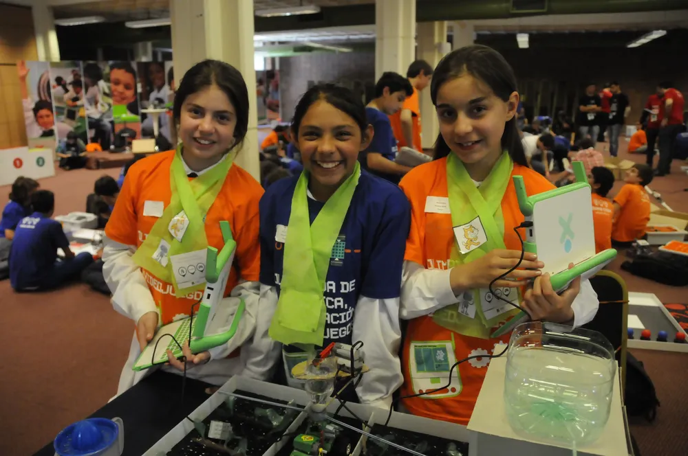 Alumnas de la escuela de la escuela N° 18 de Trinidad muestran su sistema de riego.