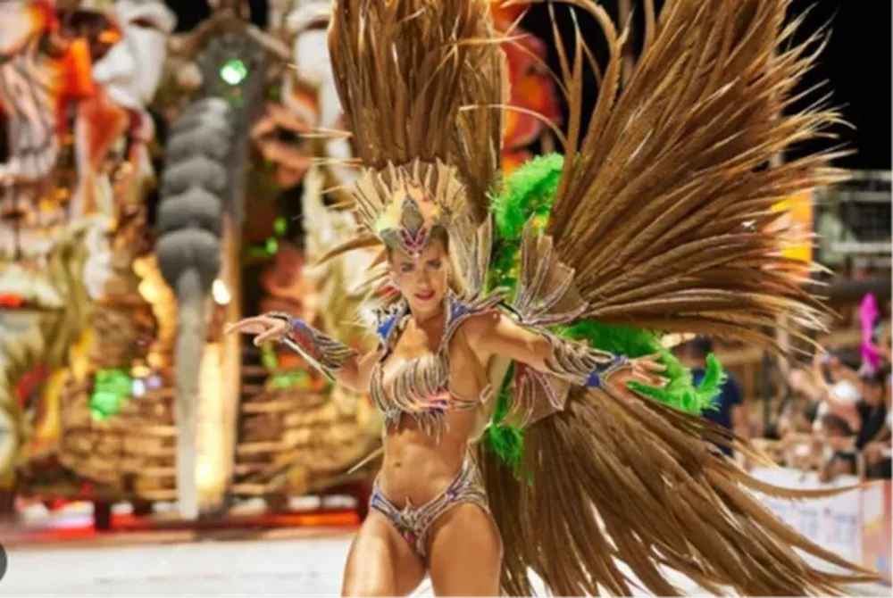 El carnaval más famoso de Argentina atrae a miles de visitantes de distintas regiones