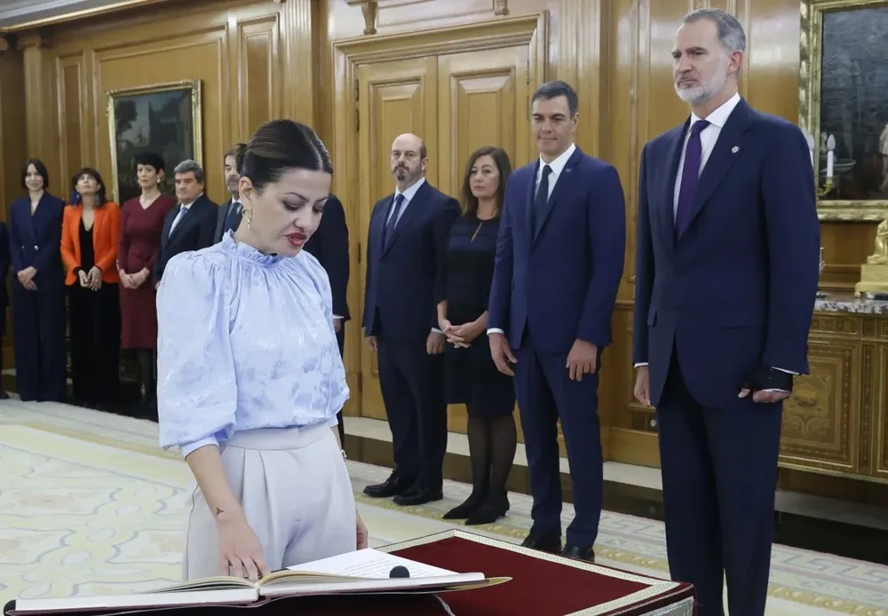 Sira Rego, ministra de Juventud e Infancias, jura ante el Rey Felipe VI.