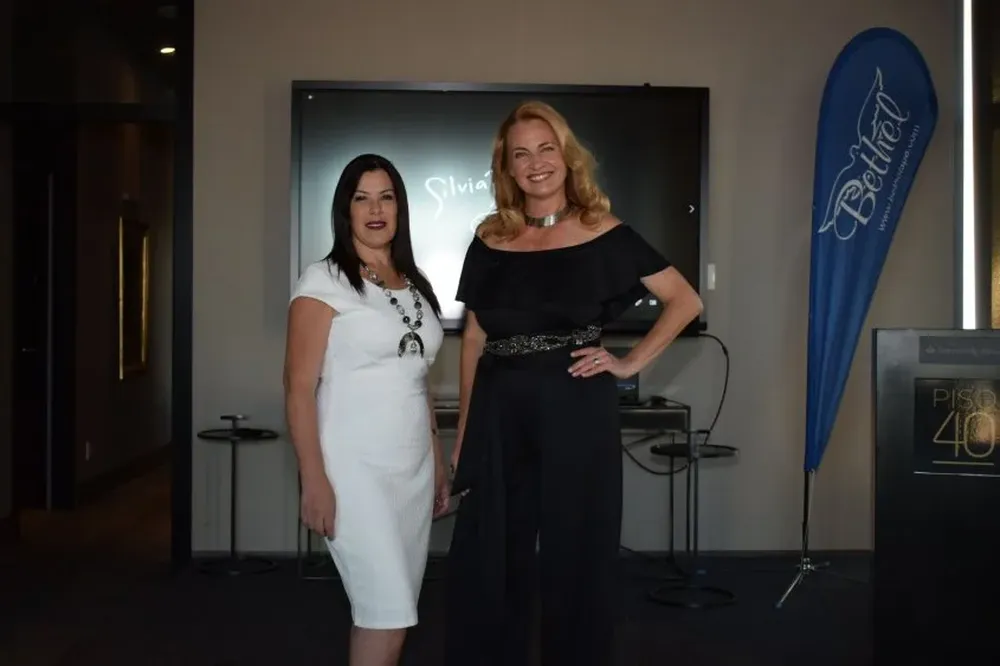 Silvia Holly y Lourdes Rapalin