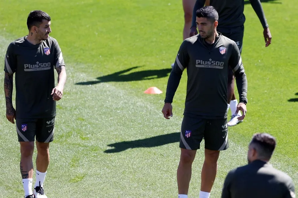 El argentino Correa y Suárez durante el entrenamiento de este miércoles
