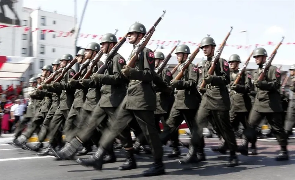 Varios soldados desfilan durante la celebración del Día de la Victoria en Estambul (Turquía)
