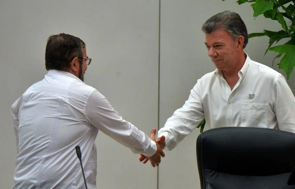 Juan Manuel Santos saluda a Londoño