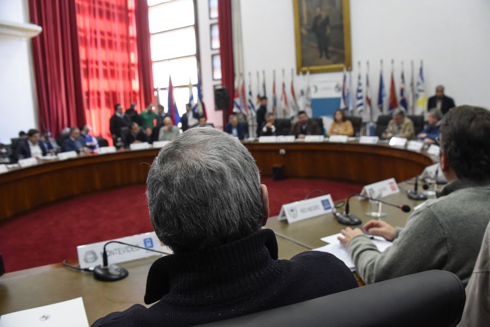 20250730 Mario Bergara (de espaldas). Congreso de Intendentes y Poder Ejecutivo acuerdan transferencias para el quinquenio.